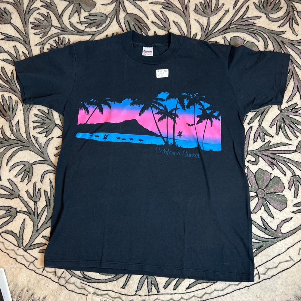 Vintage 90s California sunset Black T-Shirt with Pink and Blue Tropical Print